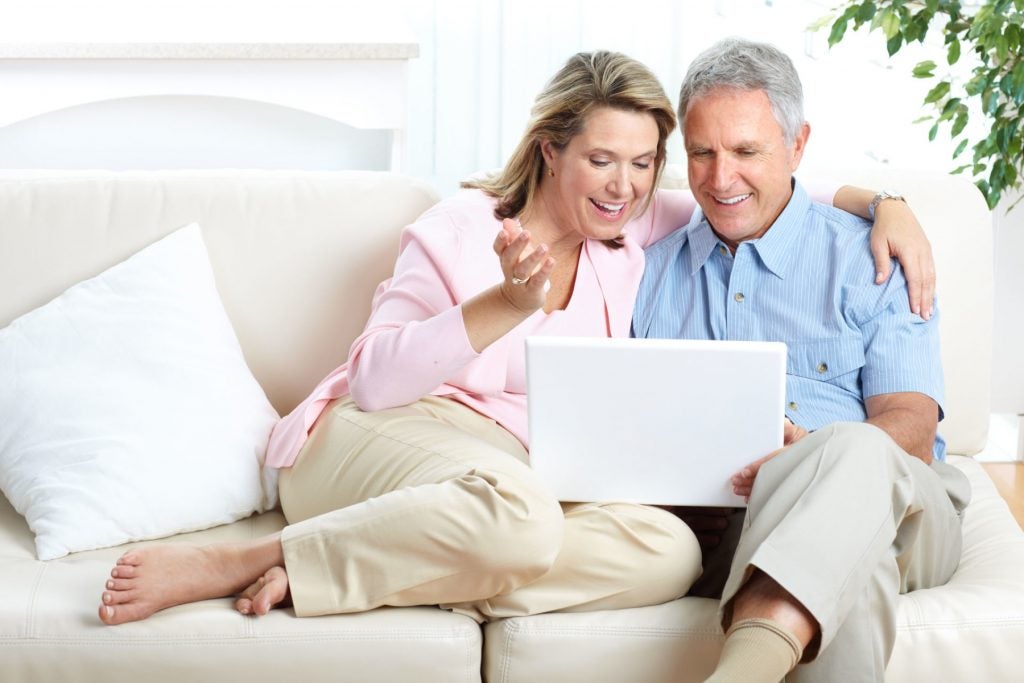couple-laptop-couch-1800x1200
